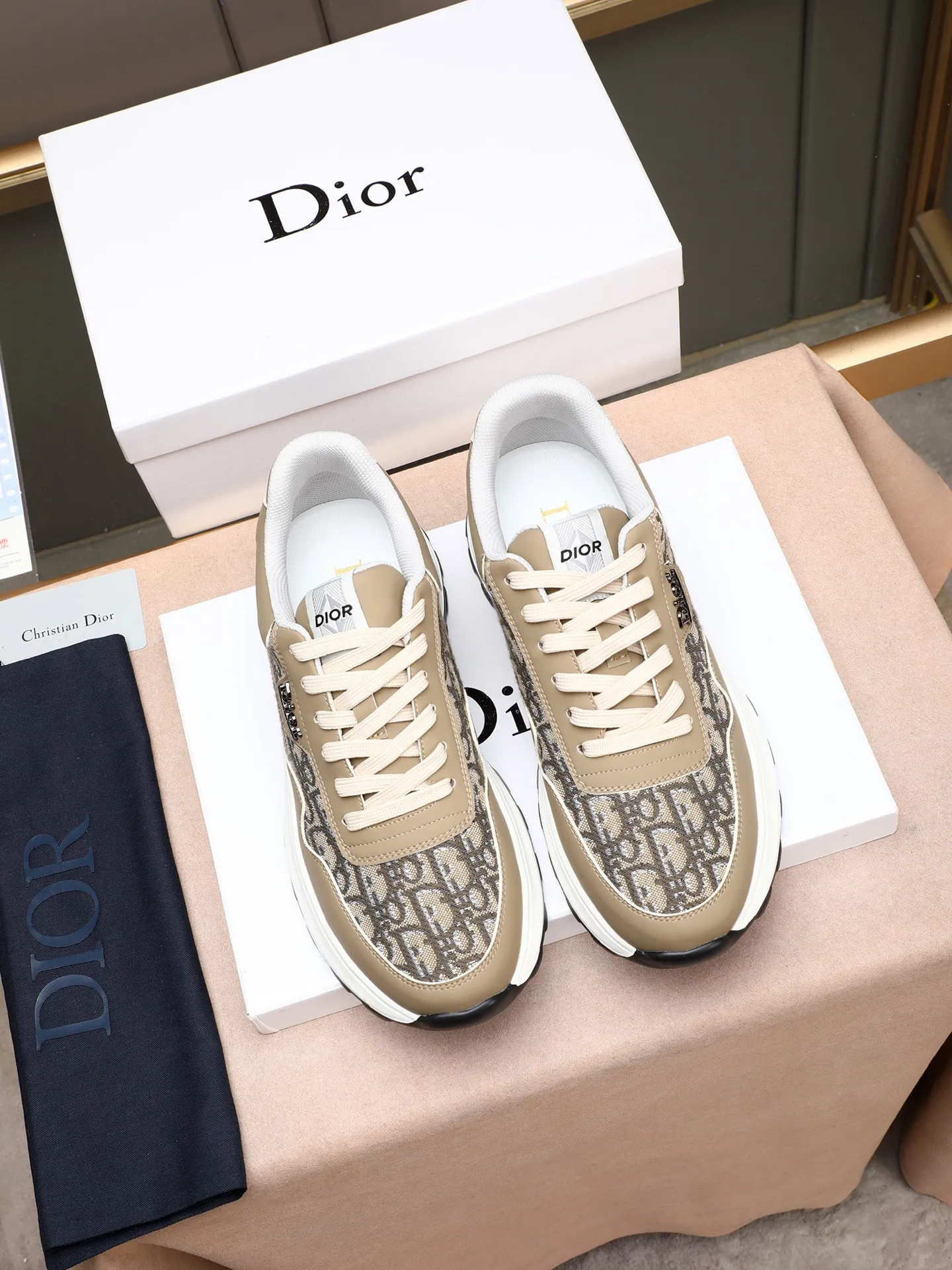 🆕🆕🆕Men's Shoes💰P460 Dior's avant-garde and versatile fashionable men's shoes are privately modeled, calfskin stitched with Dior's special waterproof fabric, fashionable, simple, stylish, eye-catching and classy. It will subvert old ideas and be a must-have for fashionistas who want to spend time with you! Must keep it for yourself! High-end comfort but low-end, high-end quality workmanship. Code number: 38-44 (45 customized) 4 colors for your choice [kiss][kiss][kiss]